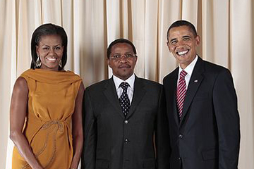  Tanzania's 4th President, Jakaya Kikwete (center), with US President Barack Obama and First Lady Michelle Obama. Photo by: US government.