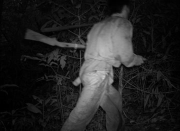 Cazador furtivo captado por una cámara en Nam Kading, Laos. Entre los sitios evaluados, éste fue el que presentó la menor diversidad de especies y la mayor fragmentación de hábitat. Fotografía cortesía de la Sociedad para la Conservación de la Vida Silvestre (Wildlife Conservation Society), miembro de la red TEAM.