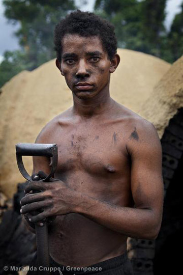 Valdobras dos Santos Castro, 19 years old, works at an illegal charcoal camp in the municipality of Goianésia. Photo by: Marizilda Cruppe/Greenpeace.