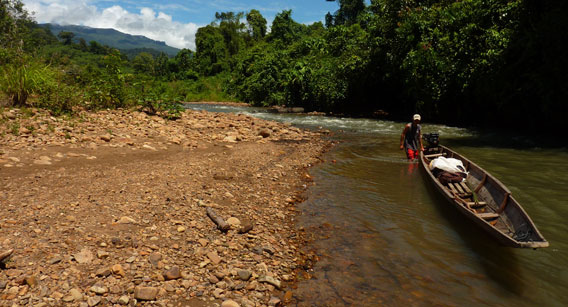 Viajando por el Río Kerong con los penan. Foto cortesía de Gavin Bate.