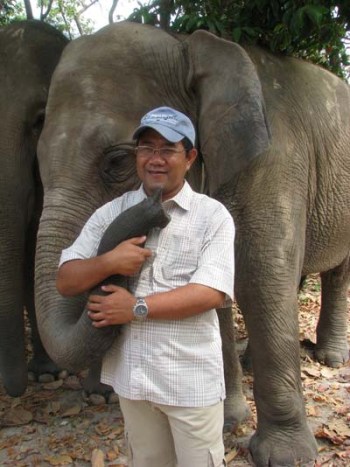 Tuy Sereivathana with an Asian elephant.