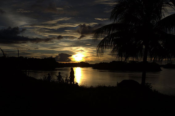  El Río Xingu en la puesta de sol. Foto cortesía de Amazon Watch. 