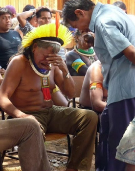 Kayapo Chief Raoni weeps at a funeral in 2002