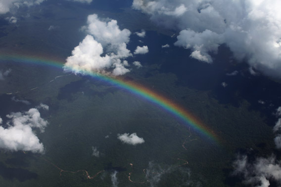 Arc-en-ciel sur les contrefort des Andes de l’Amazonie péruvienne.