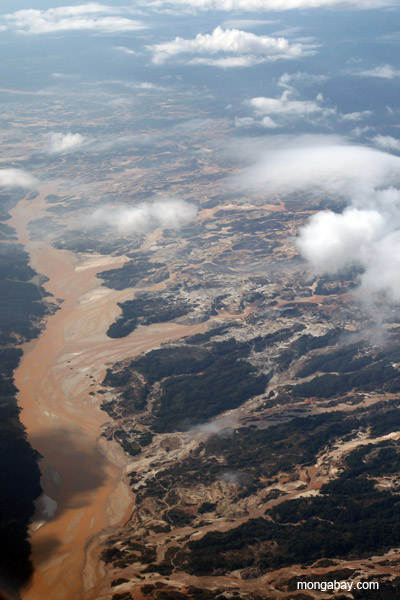 Río Huaypetue gold mine in Madre de Dios.