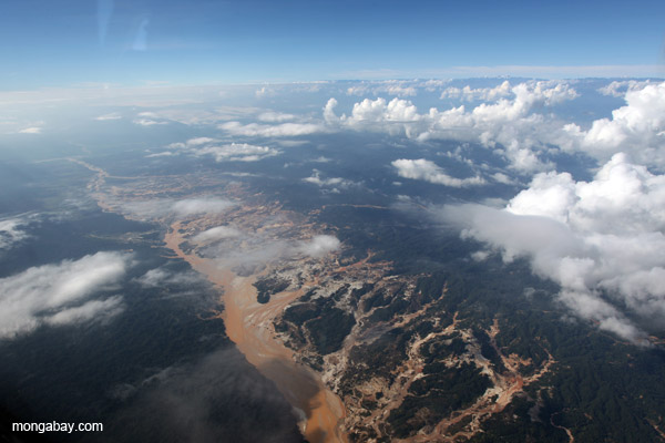 Río Huaypetue gold mine.