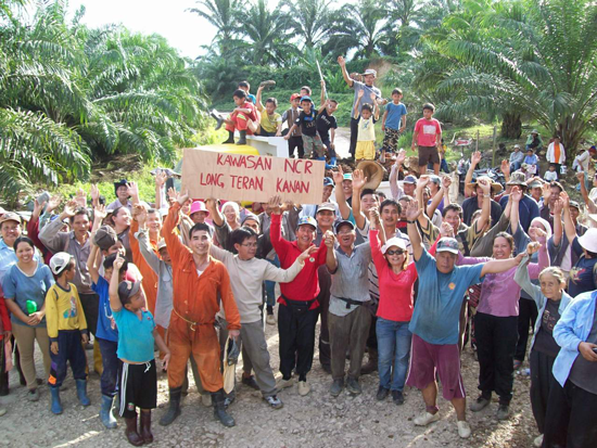 People of Long Teran Kenan blockading the road to their lands