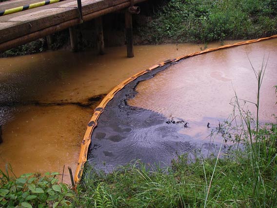  An oil spill flows down Chuuntsa Creek in Oil Block 1-AB.  Photo courtesy of: Amazon Watch.