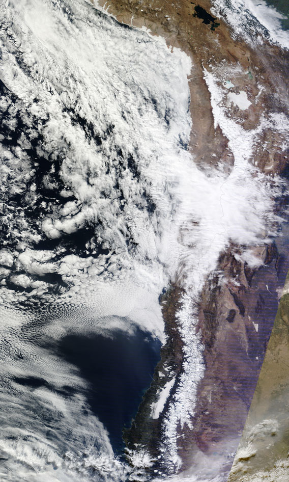 Un front froid a apporté de la neige dans le désert d’Atacama. Photo publiée avec la gracieuse autorisation de la NASA.