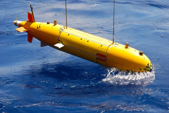 Der Unterwasserroboter Autosub6000 wird zu Wasser gelassen. Mit ihm werden Tiefseeschlote gesucht. Foto: University of Southampton/NOC. 