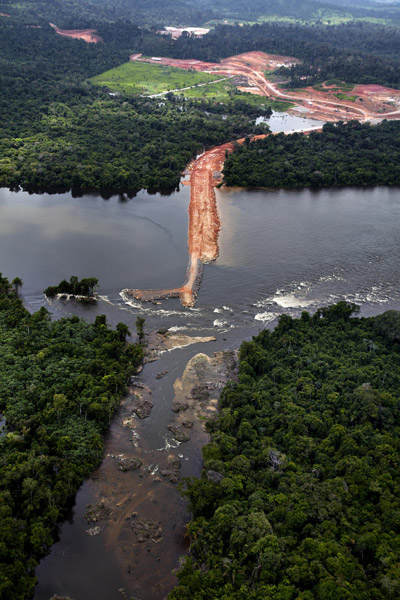 Construction site of the Belo Monte Dam and hydropower project, near Altamira. Photo by © Greenpeace/Marizilda Cruppe.