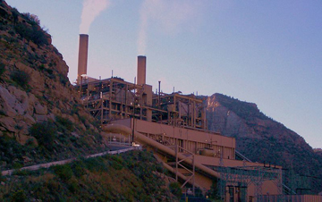 Das Kohlekraftwerk Castle Gate in Utah. Fast die Hälfte der amerikanischen Elektrizität kommt von Kohle, dem kohlenstoffreichsten Energieträger. China und Indien sind inzwischen ebenfalls stark auf Kohleenergie angewiesen. Foto von: David Jolley. 