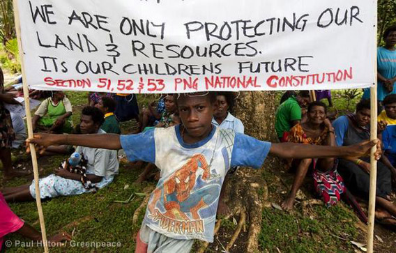 People from Pomio protest the destruction of their traditional forests under Special Agricultural and Business Leases (SABLs). Photo by: Paul Hilton/Greenpeace.