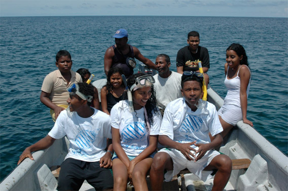 Guardians of Nature students take a field trip to snorkel in coral reefs. Photo courtesy of: Miguel Hernandez.