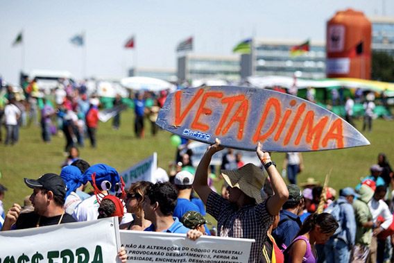 Crowd rallies for President Dilma Rousseff to veto changes to Brazil's forest code. Photo by: WWF-Brasil.