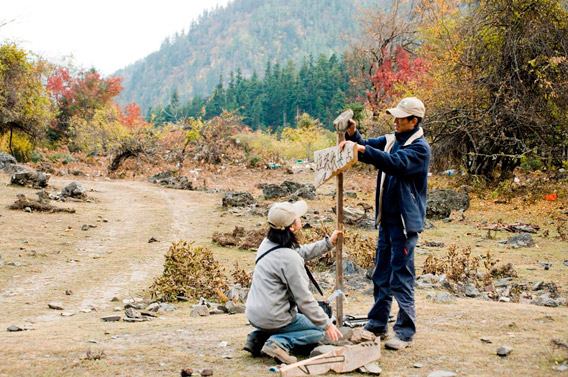 TNC staff and volunteers repairing signage at Meili Snow Mountain National Park in northwest Yunnan. Community benefits and ecotourism are at the heart of TNC's program to establish national parks in China. Photo by: Tang Ling.