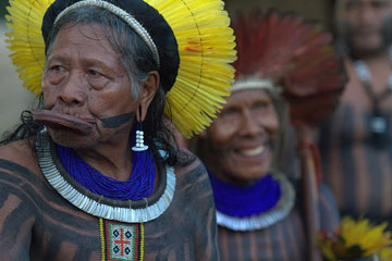 Le chef Raoni de la tribu des Kayapois a passé 30 ans de sa vie  à se battre pour le fleuve Xingu. Photo publiée avec l’aimable autorisation d’Amazon Watch. 